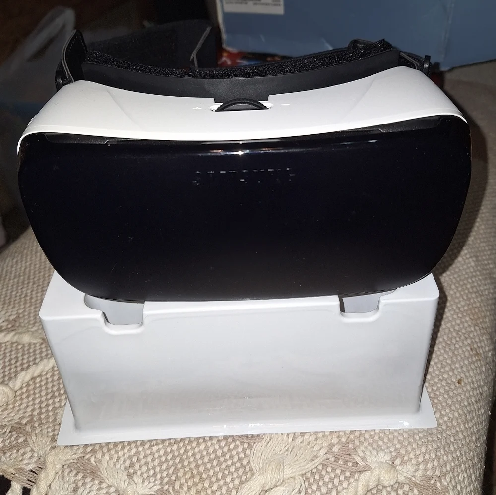 A Samsung Gear VR Compatible w/note5, S6edget,S6,S6edge,S7,S7edge Oculus